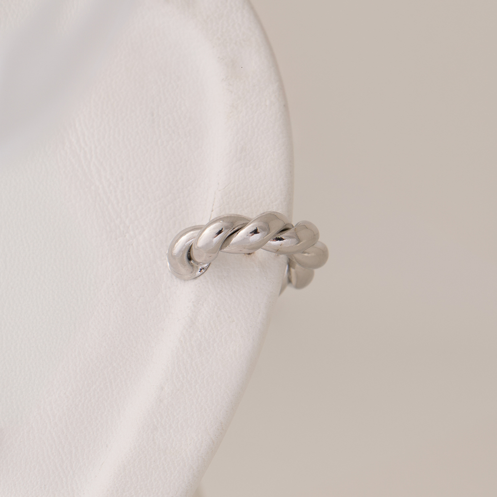 earcuff-vivian-silver1-65bb3d4ab3f47d017c17200049532274-1024-1024.jpg